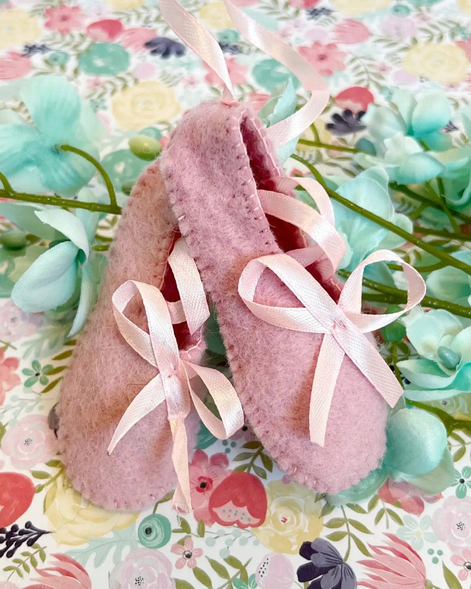 WOOL ORNAMENT - BALLET SHOES
